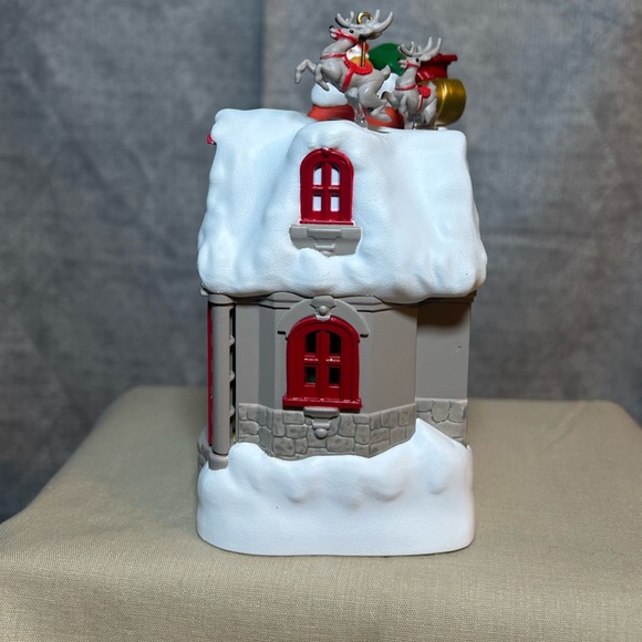 2015 Up on the Housetop Hallmark Keepsake Ornament - Picture 13 of 16